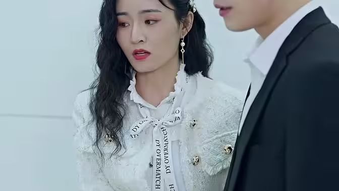 离婚后夫人她成了大佬海报